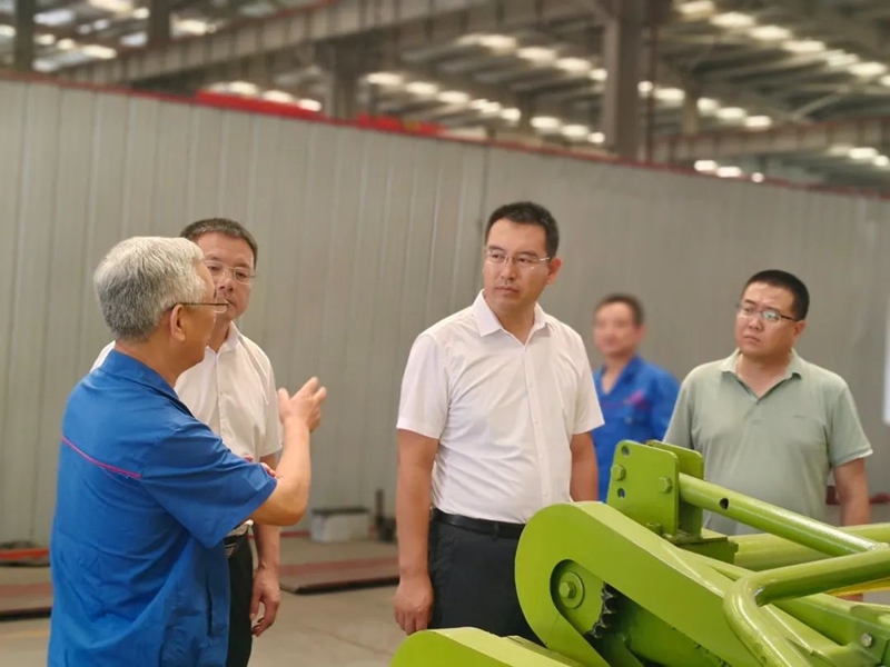 张圣合调研农机研发生产和中药材产业