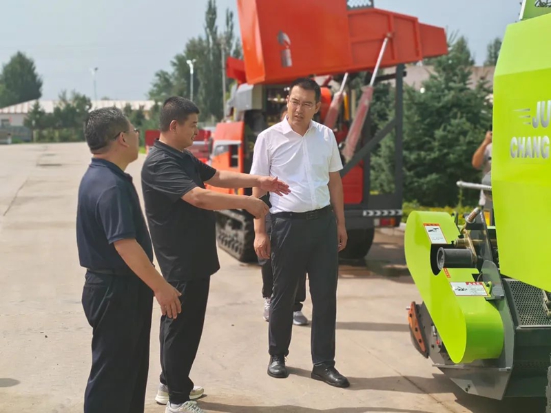 张圣合调研农机研发生产和中药材产业