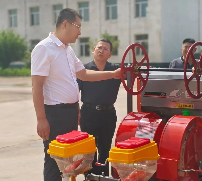 张圣合调研农机研发生产和中药材产业