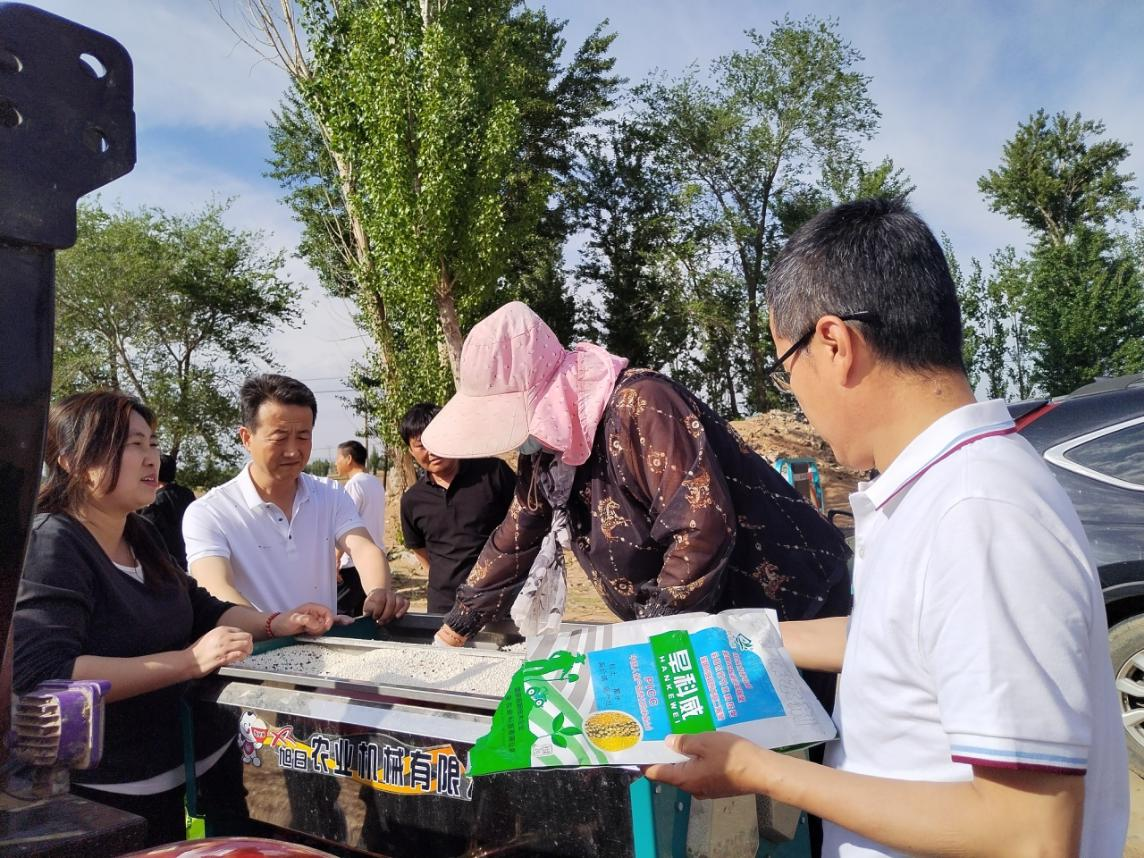 对种植农户进行指导
