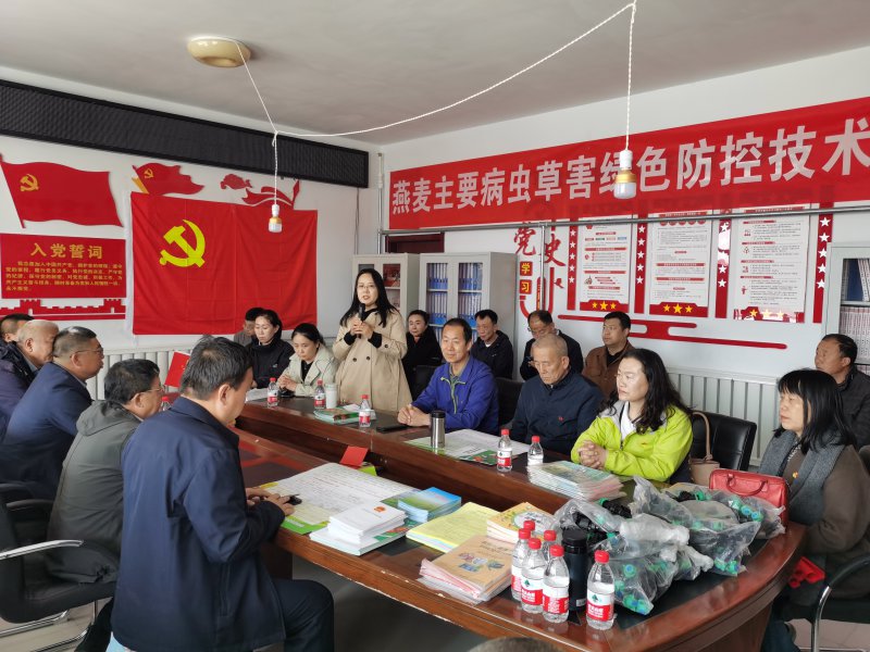 自治区植保植检中心在乌兰察布市开展燕麦主要病虫草害绿色防控

技术现场培训指导