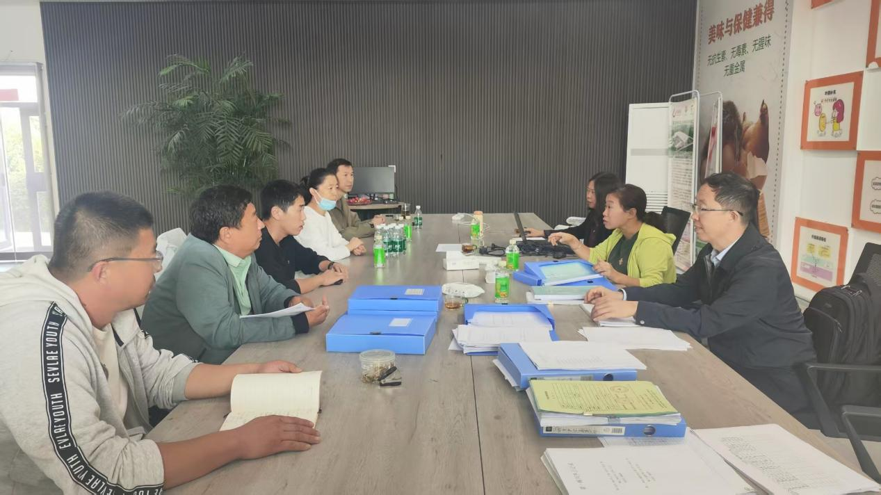 检查组听取汇报、查阅档案资料