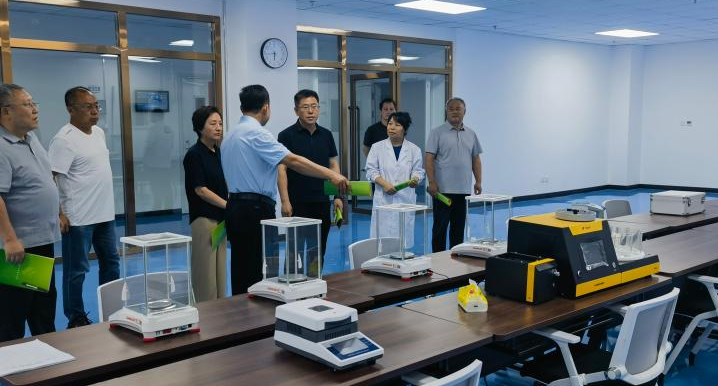 自治区人大常委会调研组在赤峰市农牧科学院开展种质资源保护立法调研