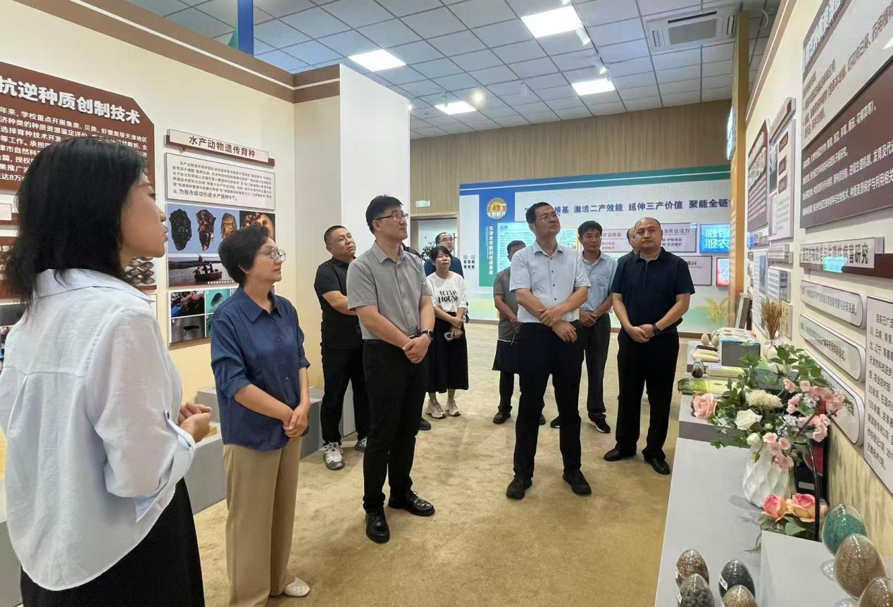 参观天津农学院科技成果展厅