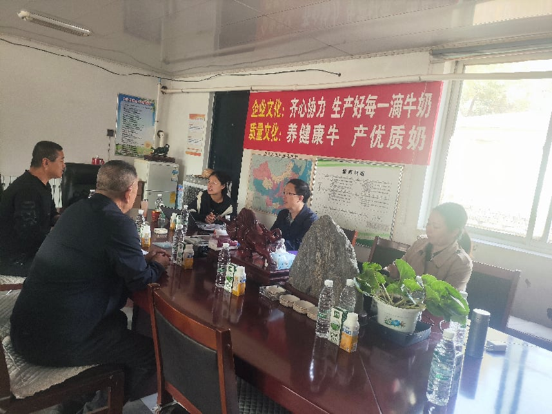 检查组在牛奶生产企业