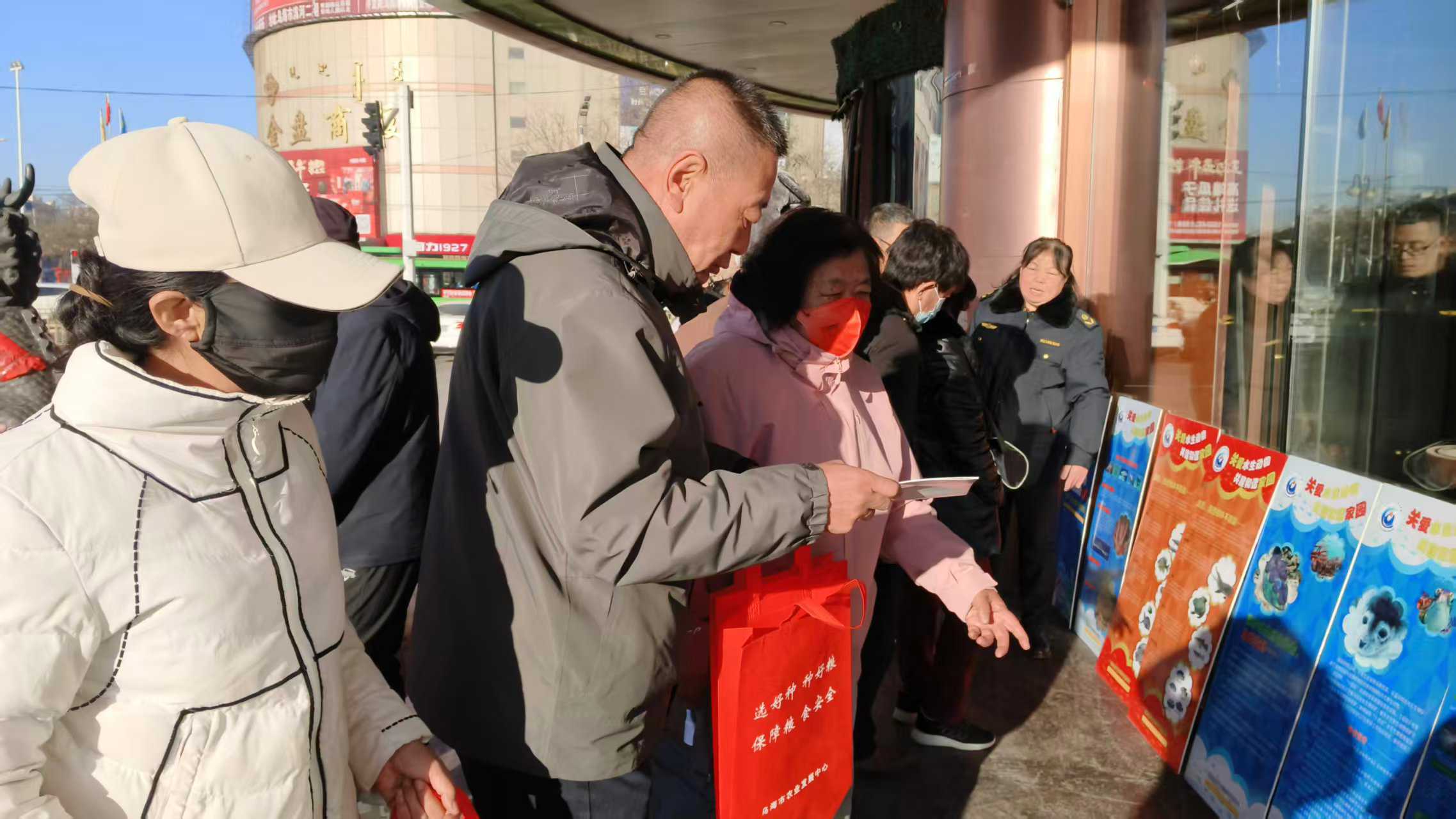 市农业发展中心联合市农牧业综合行政执法支队,开展了以“关爱水生动物 共建和谐家园”为主题的科普宣传月活动