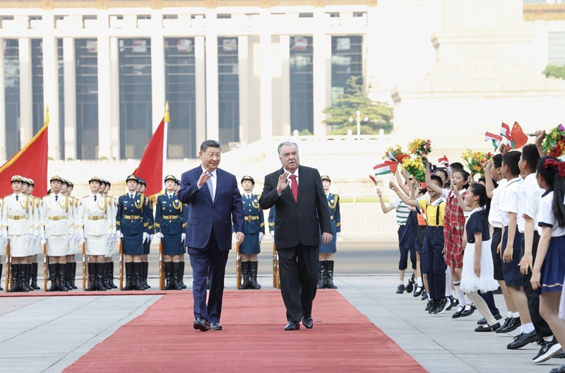 这是会谈前,习近平在人民大会堂东门外广场为拉赫蒙举行欢迎仪式