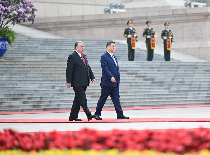 这是会谈前,习近平在人民大会堂东门外广场为拉赫蒙举行欢迎仪式