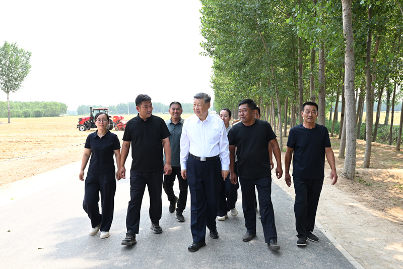 6月24日,中共中央总书记、国家主席、中央军委主席习近平在山东省德州市考察。这是习近平在陵城区边临镇东于架村同种粮大户、农机手、农技人员亲切交流。新华社记者 谢环驰 摄