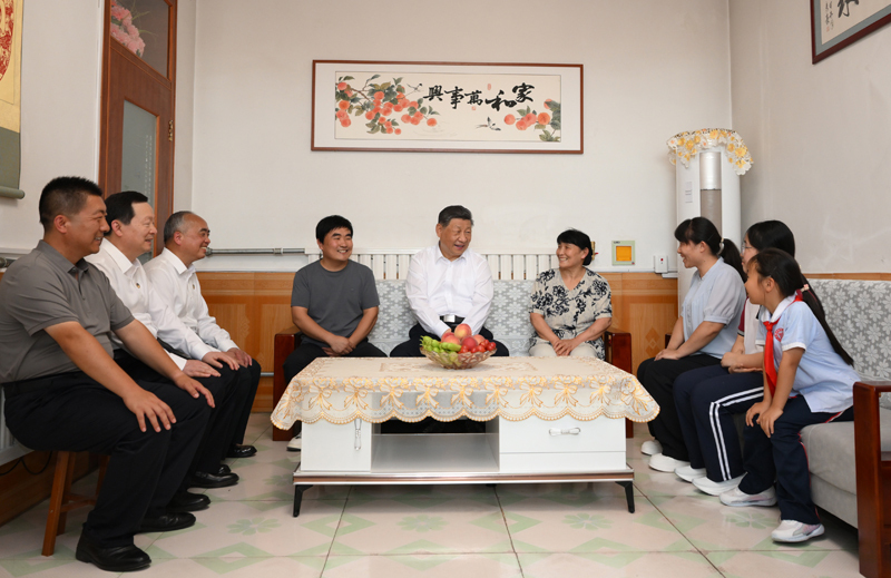 6月24日,中共中央总书记、国家主席、中央军委主席习近平在山东省德州市考察。这是习近平在陵城区边临镇西于架村村民于鑫辉家,同一家人围坐一起拉家常。新华社记者 谢环驰 摄