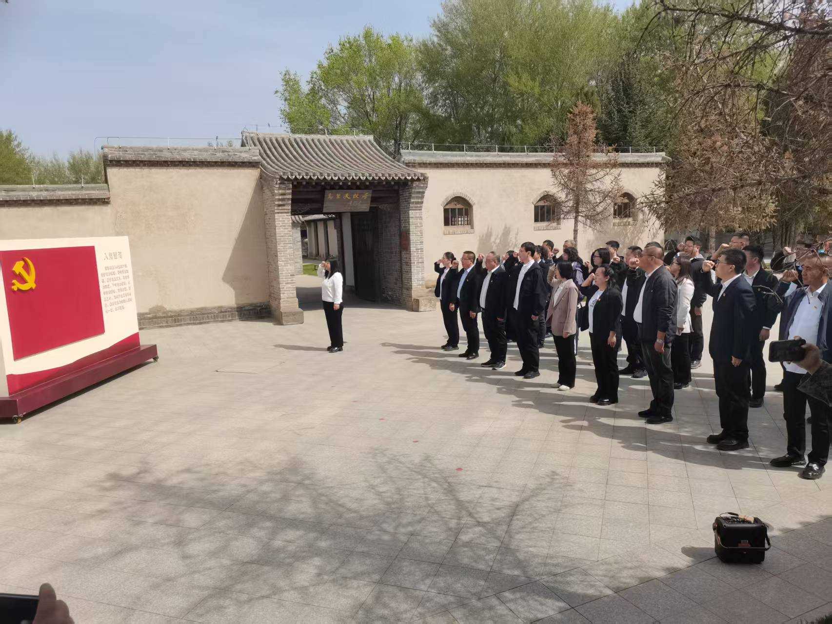 “树立正确政绩观 开门纳谏送政策”